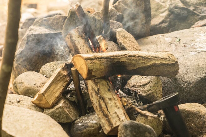 天然の焚き火台。