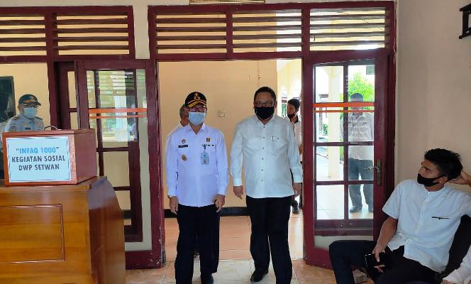 Daeng Amhar saat mengantar rombongan Kanwil Kemenkumham Kepri