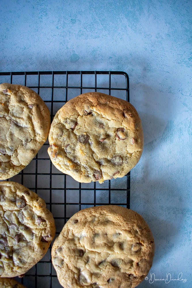 close up of corner of wire rack with cookies