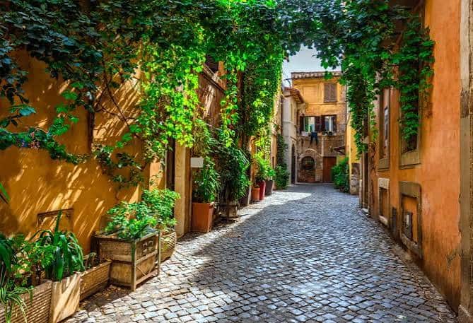 Scopri Trastevere tra vicoli, trattorie, botteghe, aperitivi e luoghi d’arte: la guida per vivere uno dei quartieri più iconici di Roma. Scopri Trastevere tra vicoli, trattorie, botteghe, aperitivi e luoghi d’arte: la guida per vivere uno dei quartieri più iconici di Roma.