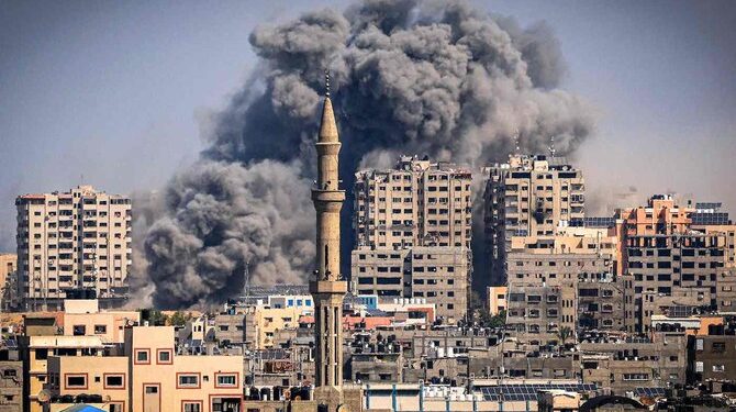 TOPSHOT - Smoke plumes billow during Israeli air strikes in Gaza City on October 12, 2023 as raging battles between Israel and the Hamas movement continue for the sixth consecutive day. Thousands of people, both Israeli and Palestinians have died since October 7, 2023, after Palestinian Hamas militants based in the Gaza Strip, entered southern Israel in a surprise attack leading Israel to declare war on Hamas in Gaza on October 8.  (Photo by MAHMUD HAMS / AFP)