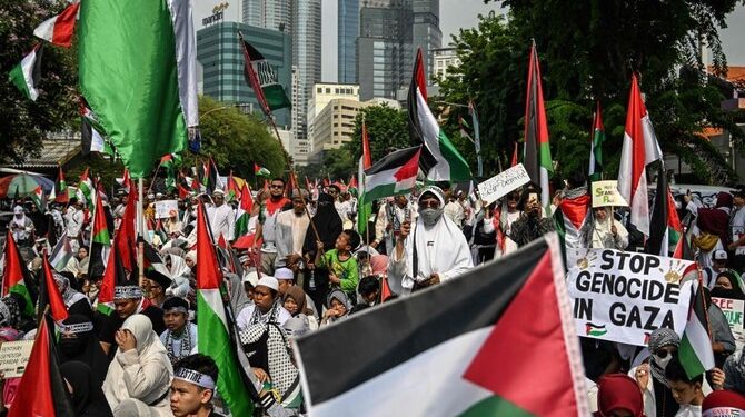 Indonesians in Surabaya, East Java take part in a mass rally in support of Palestinians on Nov. 12, 2023. (AFP)