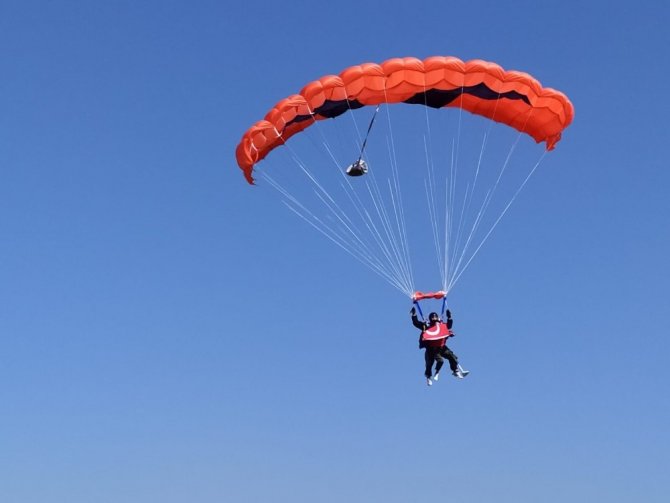 Ampüte Hatice hemşire 12 bin fitten paraşütle atladı