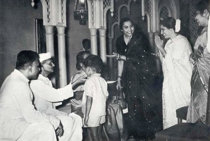 Shri Mataji apresentando aos convidados Lal Bahadur Shastri em Mumbai