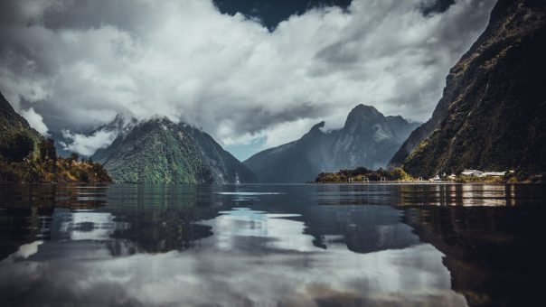 picture of milford sound, new zealand