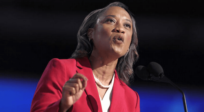 Outgoing U.S. Sen. Laphonza Butler (D-Calif.) speaks at this year's Democratic National Convention in Chicago. ((Robert Gauthier / Los Angeles Times)) © (Robert Gauthier / Los Angeles Times)