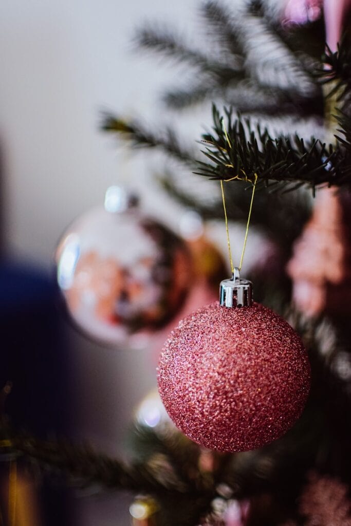 paint Christmas baubles