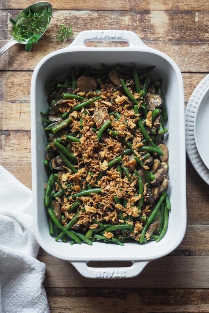 Esta receta de Judías Verdes con Salsa de Champiñones sin lactosa es un súper acompañamiento! Cremosa, ligera y lista en menos de 20 minutos, es un éxito garantizado! En la foto se ven las judías con la salsa y el topping de cebolla frita.