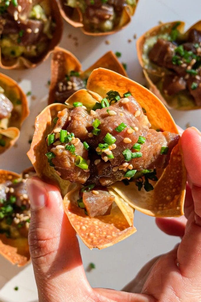 Nidos de Tartar de Atún y Aguacate para impresionar a tu familia o amigos con un aperitivo fácil pero espectacular. Y es que parecen de restaurante con su base de wonton crujiente rellena de aguacate y con el tartar de atún encima. ¡Están buenísimos! | Receta de Paula's Apron