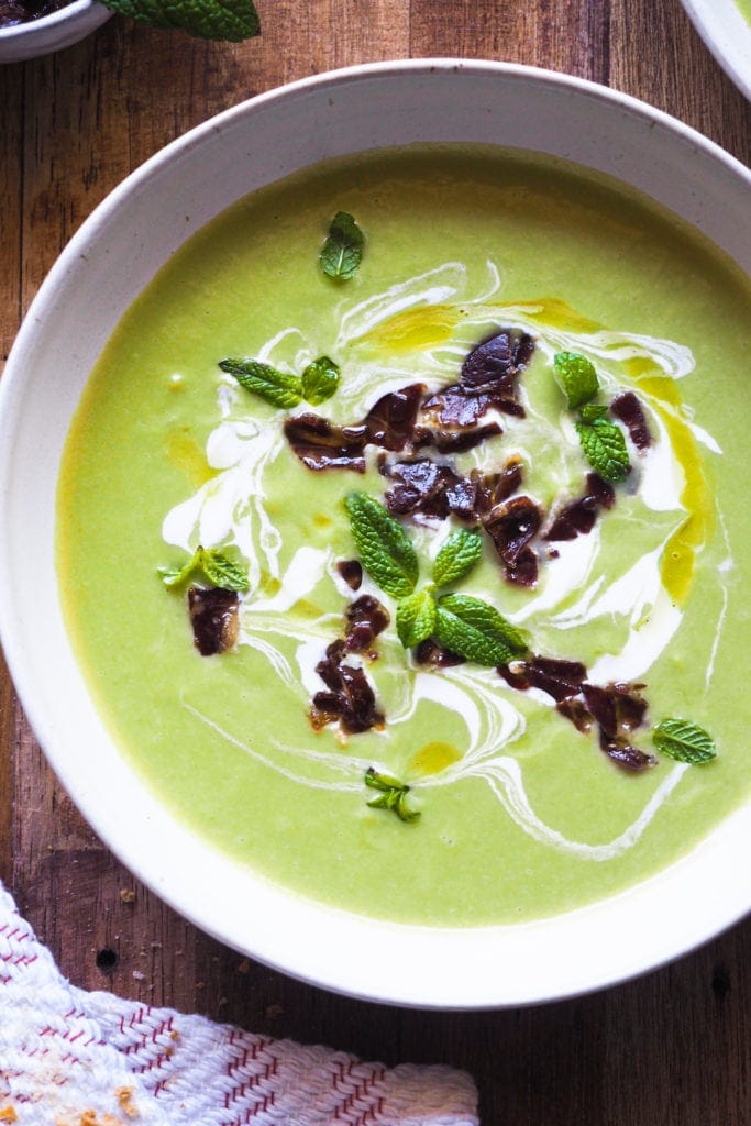 This 20 Minute Pea Soup with Serrano Ham is so easy and quick to put together while being very tasty. It's fresh, light and healthy, plus great for making the most of seasonal peas, although you can also make it with frozen peas. The kefir, mint and Serrano ham topping take it up a notch, making it and ideal starter for a meal with family and friends | Paula's Apron Recipe