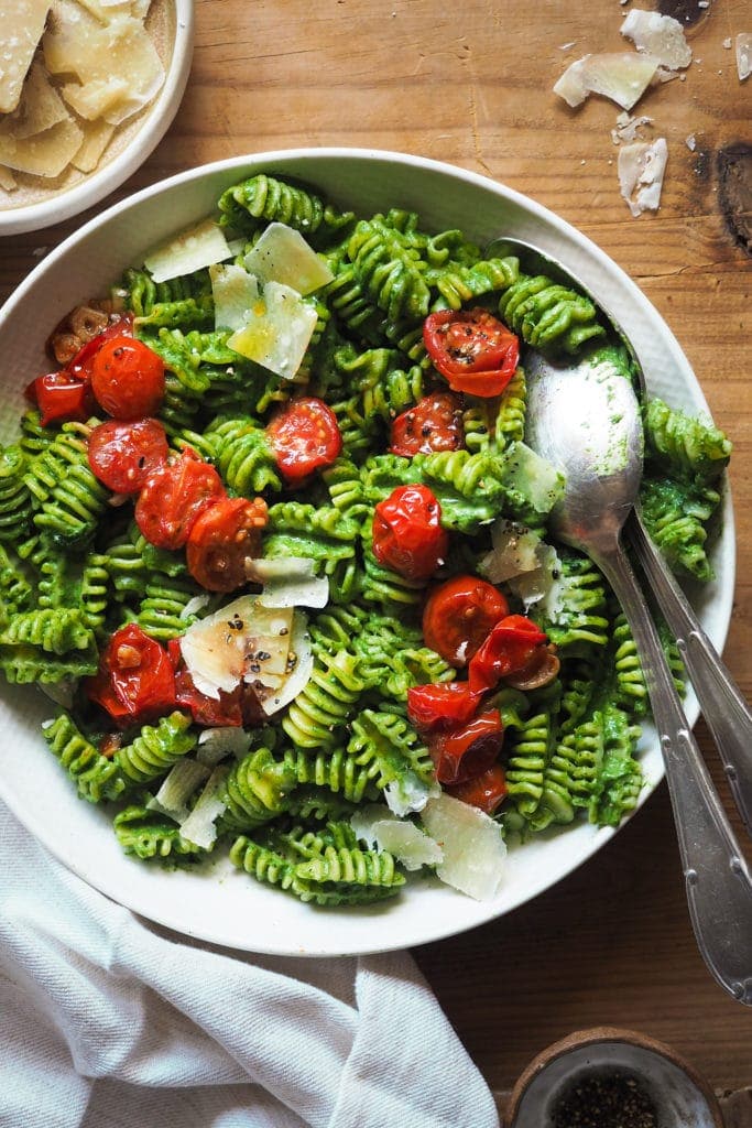 Easy Spinach Ricotta Pasta with Burst Tomatoes, a simple pasta recipe but with so much flavour and you have it ready in less than 30 minutes. The spinach ricotta sauce is delicious and super versatile and the burst tomatoes just add such a special contrast! Top it with Parmesan shavings, cracked black pepper and that's it, a perfect pasta dish for any meal or packed lunch. | Paula's Apron Recipe