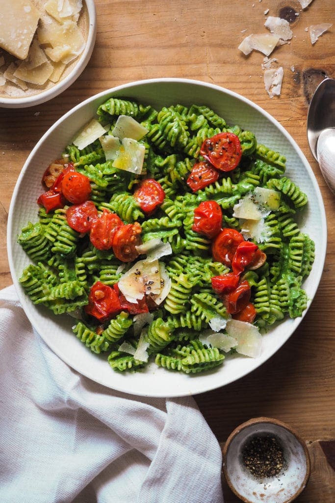 Easy Spinach Ricotta Pasta with Burst Tomatoes, a simple pasta recipe but with so much flavour and you have it ready in less than 30 minutes. The spinach ricotta sauce is delicious and super versatile and the burst tomatoes just add such a special contrast! Top it with Parmesan shavings, cracked black pepper and that's it, a perfect pasta dish for any meal or packed lunch. | Paula's Apron Recipe