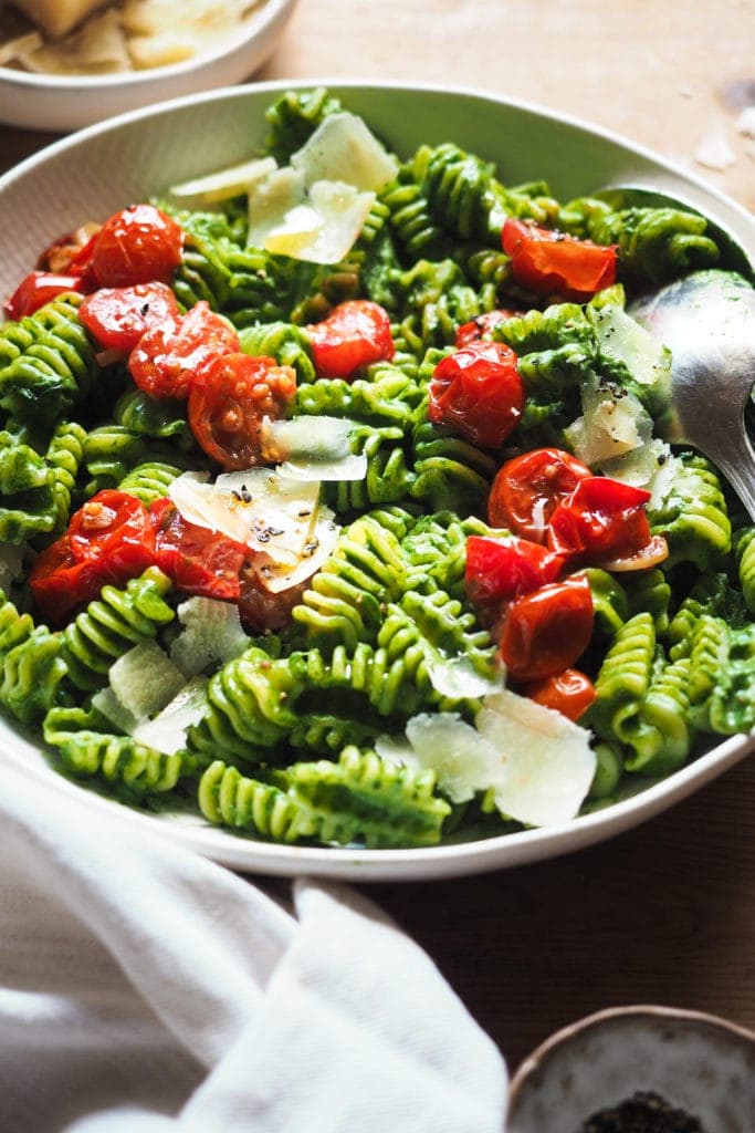 Pasta con Salsa de Espinacas y Requesón, una receta sencilla de pasta pero como no con mucho sabor y que tienes lista en menos de 30 minutos. Lleva una salsa de espinacas y requesón súper versátil y tomates cherry salteados para contrastar y aportar un toque extra. Para terminar, unas lascas de parmesano y pimienta negra. En resumen, una comida saludable perfecta para cualquier ocasión. | Receta de Paula's Apron