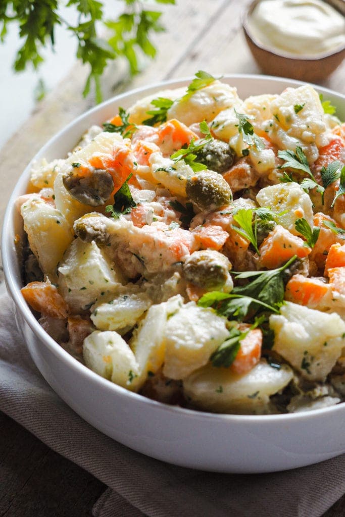 Esta Ensalada de Patata y Langostinos es una receta de mi abuela. Lleva patata, zanahoria, aceitunas verdes y langostinos cortados a trozos, aliñado todo con mayonesa casera y un toque de perejil fresco picado. Es cremosa y llena sin ser pesada, saludable y deliciosa. Vamos, una ensalada imprescindible de verano que ¡además puedes preparar con antelación! | Receta de Paula's Apron