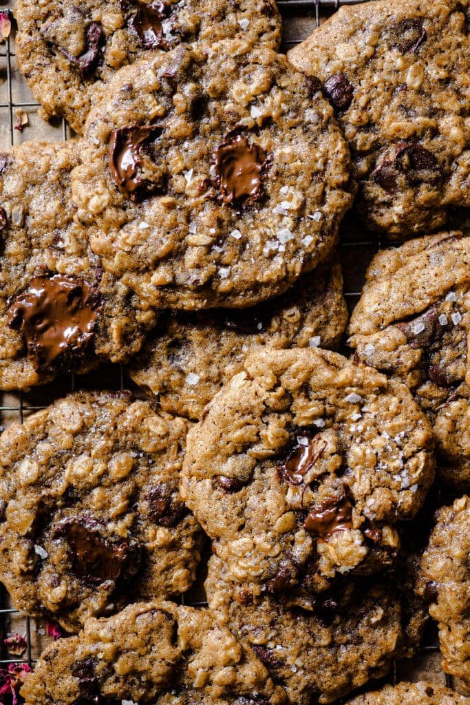 Estas Cookies de Avena y Chocolate con Mantequilla Tostada son una variación deliciosa de las clásicas cookies americanas. El toque de la avena aporta textura y lo que las hace aún más increíbles es el toque de mantequilla tostada con su aroma a frutos secos tostados. Quedan crujientes por fuera y blanditas por el centro, como una buena cookie (por eso no la llamo galleta como tal), y personalmente me encantan con un toque final de sal marina para ese contraste dulce-salado. | Receta de Paula's Apron