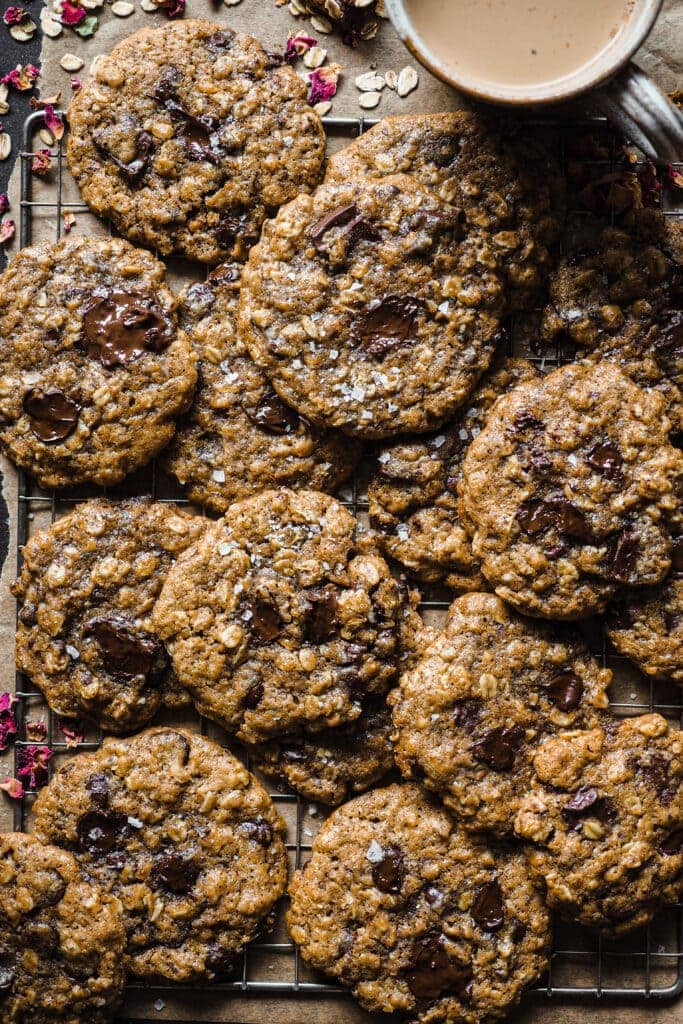 Estas Cookies de Avena y Chocolate con Mantequilla Tostada son una variación deliciosa de las clásicas cookies americanas. El toque de la avena aporta textura y lo que las hace aún más increíbles es el toque de mantequilla tostada con su aroma a frutos secos tostados. Quedan crujientes por fuera y blanditas por el centro, como una buena cookie (por eso no la llamo galleta como tal), y personalmente me encantan con un toque final de sal marina para ese contraste dulce-salado. | Receta de Paula's Apron