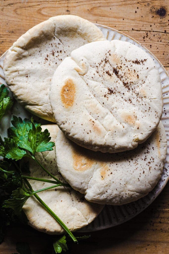 Pan de Pita para mutabal o baba ganoush con perejil encima y sumac o zumaque.