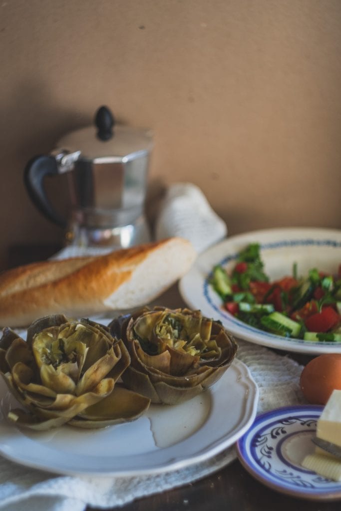 How to cook artichokes article photo - plate with cooked artichokes