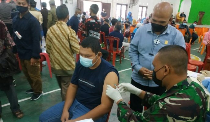 Wan Arismunandar saat melihat proses vaksinasi pada pagi hari