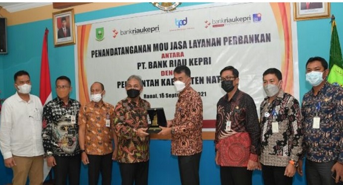 Wan Siswandi saat menerima piagam penghargaan dari Bank Riau Kepri