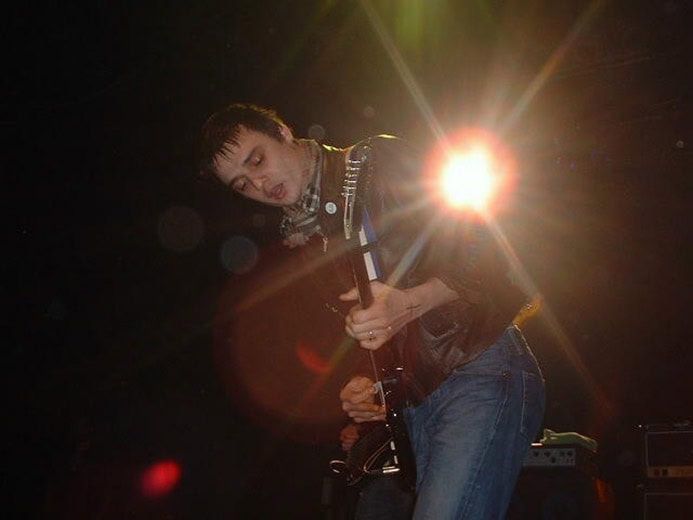 Photograph of musician Pete Docherty of the Libertines playing guitar