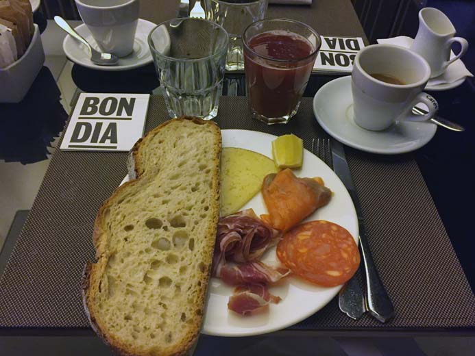 W Hotel Barcelona review interior photo of the Spanish food and breakfast restaurant Bravo 24