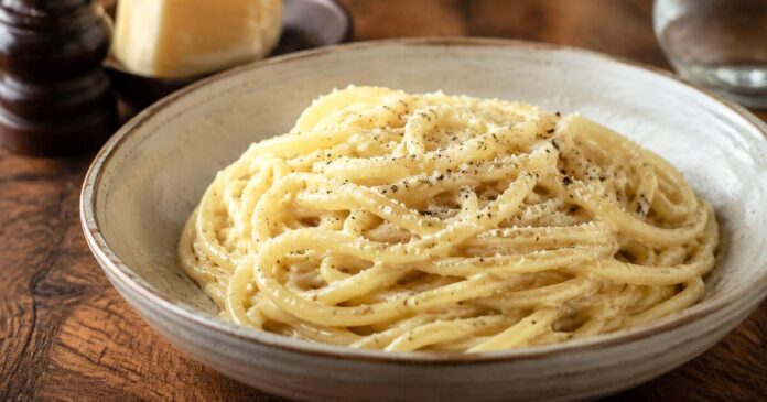 Cacio e pepe romana con pecorino e pepe nero