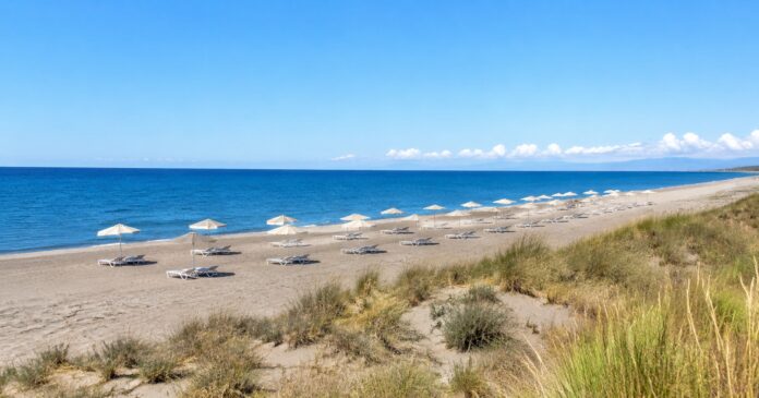 Spiaggia del litorale romano con dune e mare