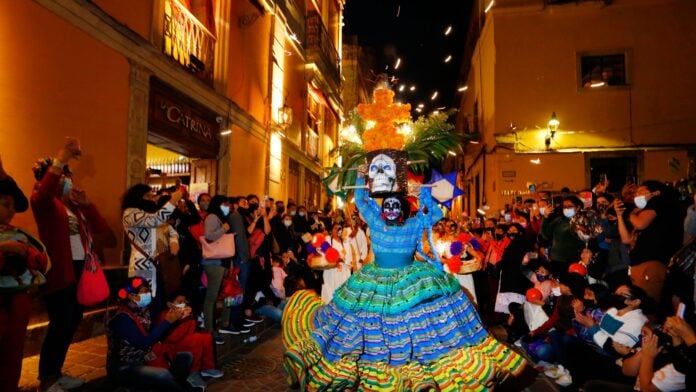 Día de los Muertos a Roma: la parata delle Catrinas Día de los Muertos a Roma: la parata delle Catrinas