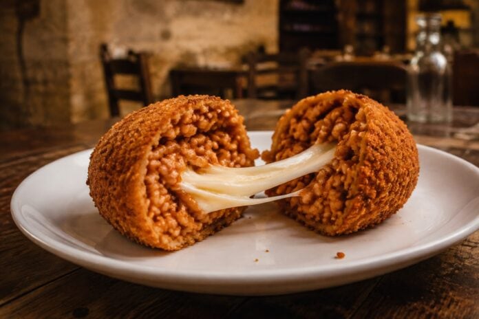 Supplì romano aperto con mozzarella filante