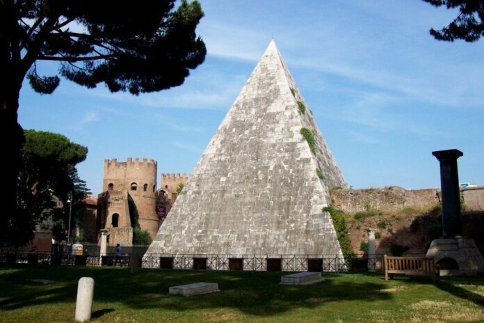 Dopo 3 anni la Piramide Cestia riapre: gratuita fino al 31 ottobre Dopo 3 anni la Piramide Cestia riapre: gratuita fino al 31 ottobre