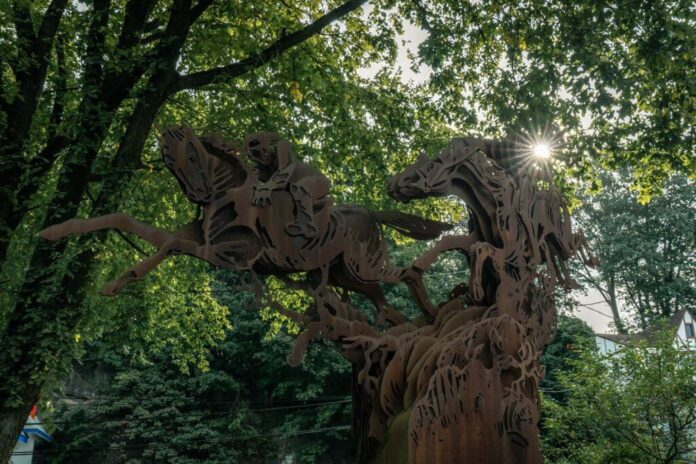 A Rocca di Papa, vicino Roma, c’è il Museo Diffuso del Bosco: un percorso tra arte e natura con sculture, animali in Corten e un gigantesco binocolo sul Lago di Nemi.