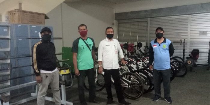 Kepala Dinas Pemuda dan Olahraga Tanjungpinang, Agustiawarman Bersama Stafnya Saat Meninjau Peralatan di DC. Foto Alpian Tanjung