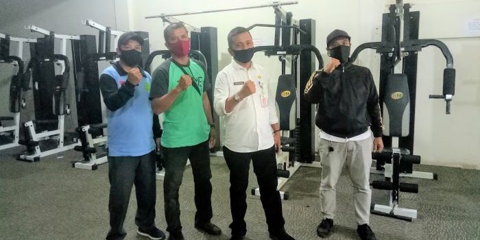 Kepala Dinas Pemuda dan Olahraga Tanjungpinang, Agustiawarman Foto Bersama Stafnya Usai Meninjau Peralatan di DC. Foto Alpian Tanjung