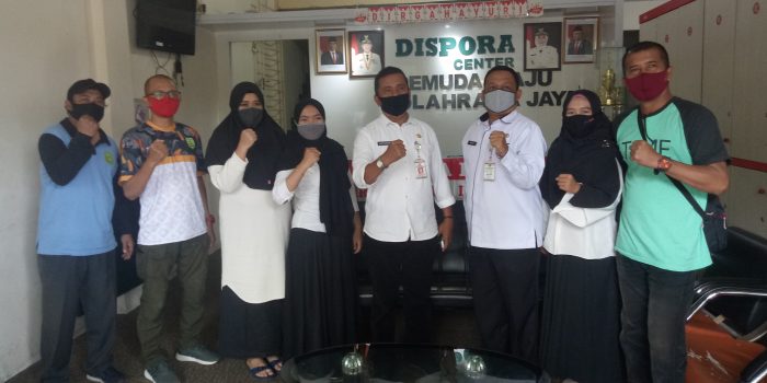 Kepala Dinas Pemuda dan Olahraga Tanjungpinang, Agustiawarman Saat Foto Bersama Stafnya. Foto Alpian Tanjung