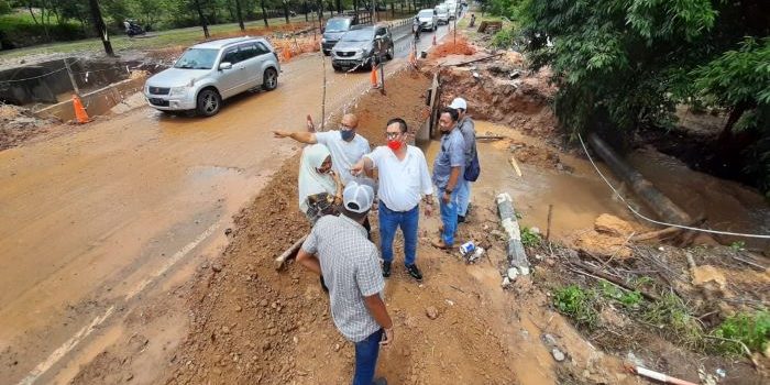 Komisi III DPRD Kepri Saat di Lokasi Jalan Amblas