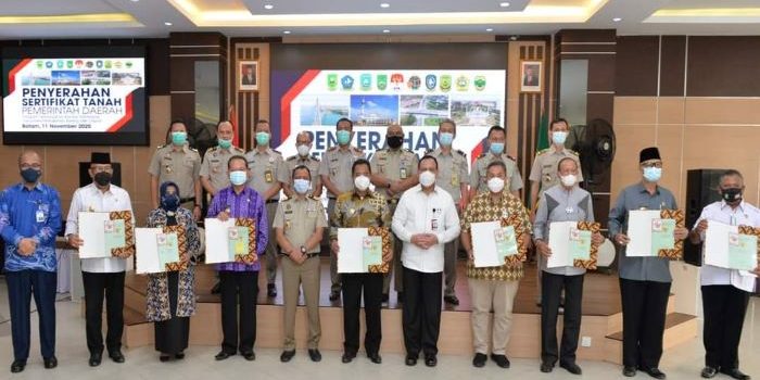 Foto bersama usai penyerahan sertifikat tanah aset daerah