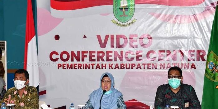 Ngesti Yuni Suprapti didampingi oleh Kadisdukcapil, Ilham Kauli dan Staf Ahli Bidang Kemasyarakatan dan Sumberdaya Manusia, Muhammad Alim Sanjaya