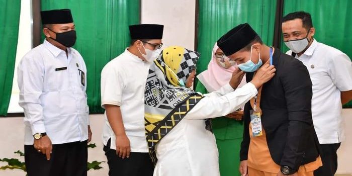 Ngesti saat memberikan secara simbolis kartu tanda peserta