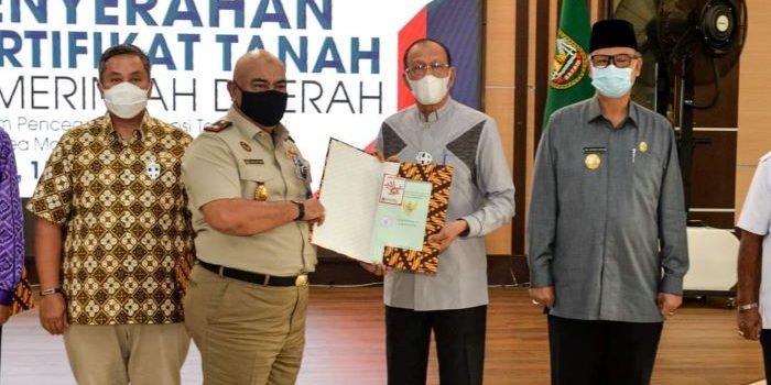 Penyerahan Sertifikat Tanah Asset Pemerintah Daerah kepada Abdul Hamid Rizal