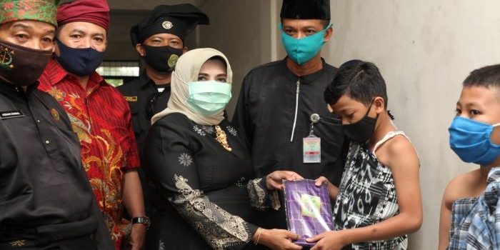 Plt Walikota Tanjungpinang, Rahma Menyerahkan Bantuan usai khitanan