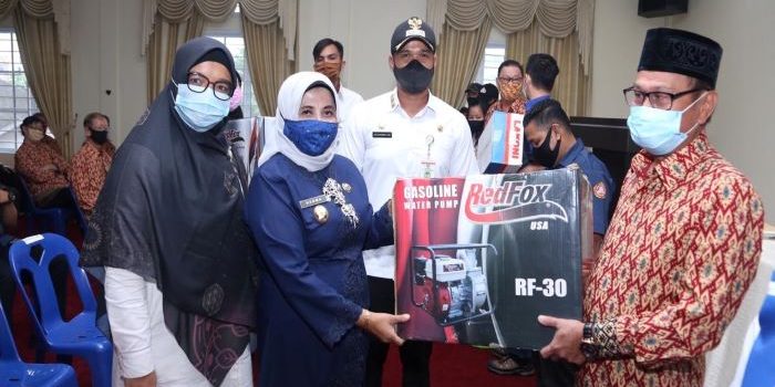 Plt Walikota Tanjungpinang, Rahma Saat Menyerahkan Bantuan