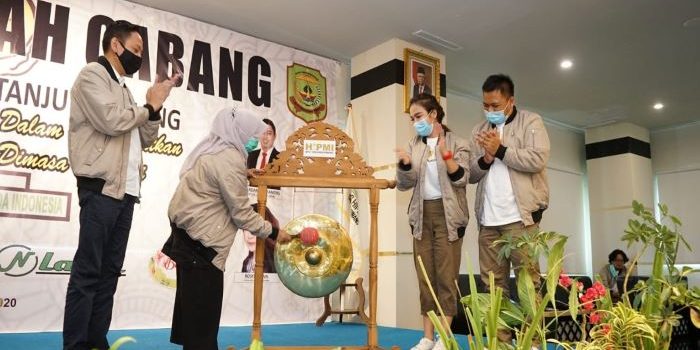 Rahma Saat Memukul Gong