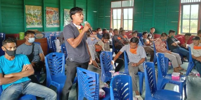 Salah satu warga Desa Binjai saat menyampaikan pendapat