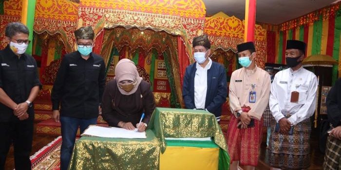 Wali Kota Tanjungpinang, Rahma Saat menandatangani berita acara penyerahaan taman bacaan masyarakat Pulau Penyengat