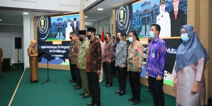 Wali Kota tanjungpinang, Rahma Saat Mengukuhkan Majelis Pertimbangan Tim Pengendali Mutu dan Tim Kelitbangan Kota Tanjungpinang
