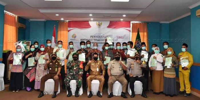 foto bersama usai vidcon penyerahan sertifikat tanah