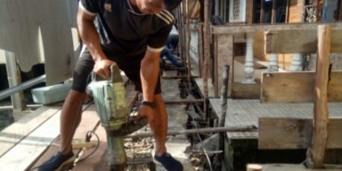 Salah Seorang Pekerja Saat Mengerjakan Pelantar Mutiara I