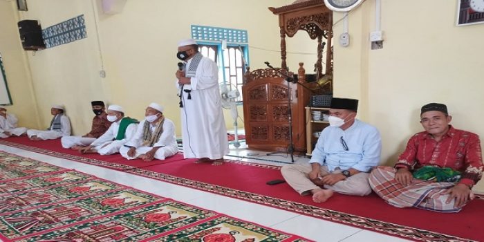 Bupati Natuna, Wan Siswandi saat Sholat Jumat di Desa Sebadai Ulu