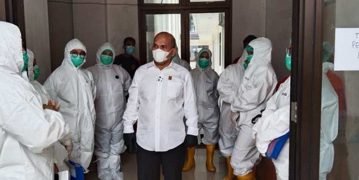 Wan Arismunandar saat berbincang dengan petugas kesehatan